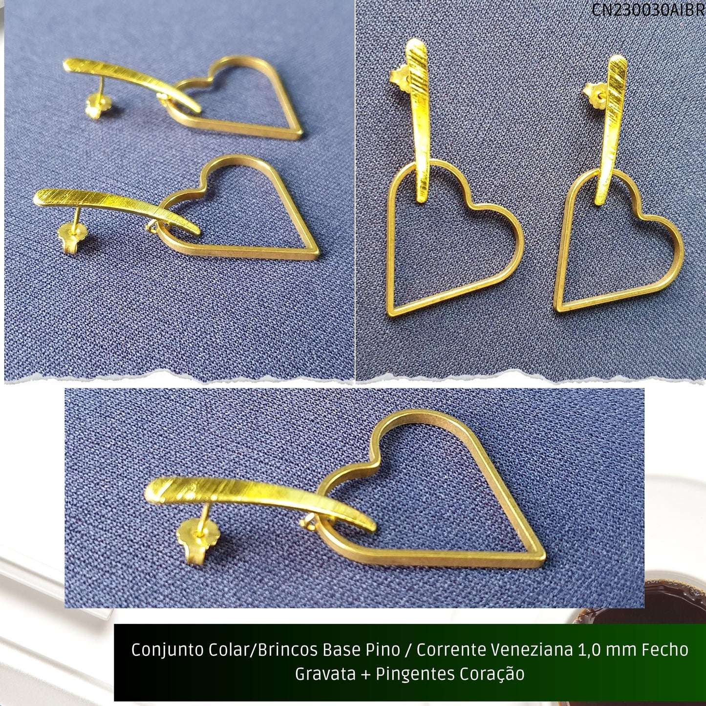 Conjunto Colar/Brincos Base Pino / Corrente Veneziana 1.0 mm Fecho Gravata + Pingentes Coração  - Código.: CN230030AIBR  - Peso.: 12.5 gr