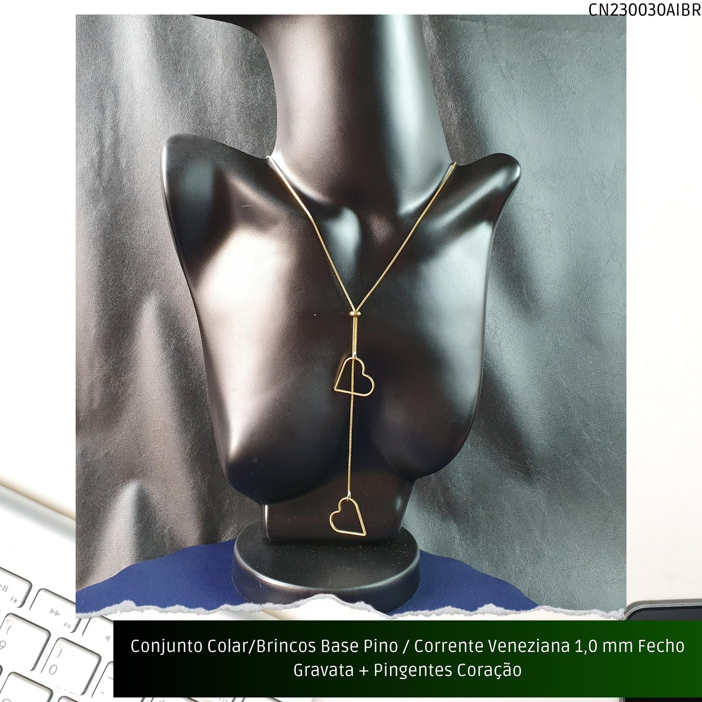 Conjunto Colar/Brincos Base Pino / Corrente Veneziana 1.0 mm Fecho Gravata + Pingentes Coração  - Código.: CN230030AIBR  - Peso.: 12.5 gr