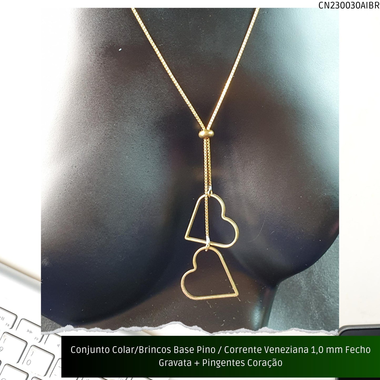 Conjunto Colar/Brincos Base Pino / Corrente Veneziana 1.0 mm Fecho Gravata + Pingentes Coração  - Código.: CN230030AIBR  - Peso.: 12.5 gr