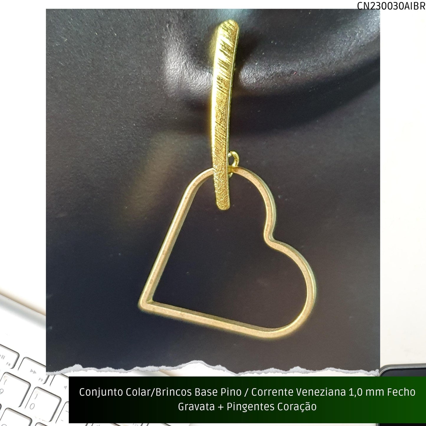 Conjunto Colar/Brincos Base Pino / Corrente Veneziana 1.0 mm Fecho Gravata + Pingentes Coração  - Código.: CN230030AIBR  - Peso.: 12.5 gr