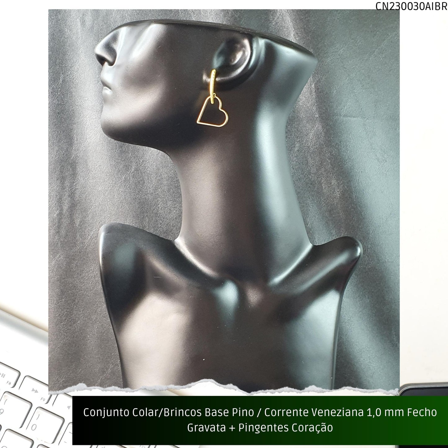 Conjunto Colar/Brincos Base Pino / Corrente Veneziana 1.0 mm Fecho Gravata + Pingentes Coração  - Código.: CN230030AIBR  - Peso.: 12.5 gr