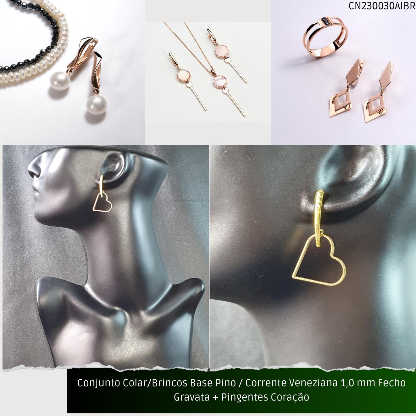 Conjunto Colar/Brincos Base Pino / Corrente Veneziana 1.0 mm Fecho Gravata + Pingentes Coração  - Código.: CN230030AIBR  - Peso.: 12.5 gr