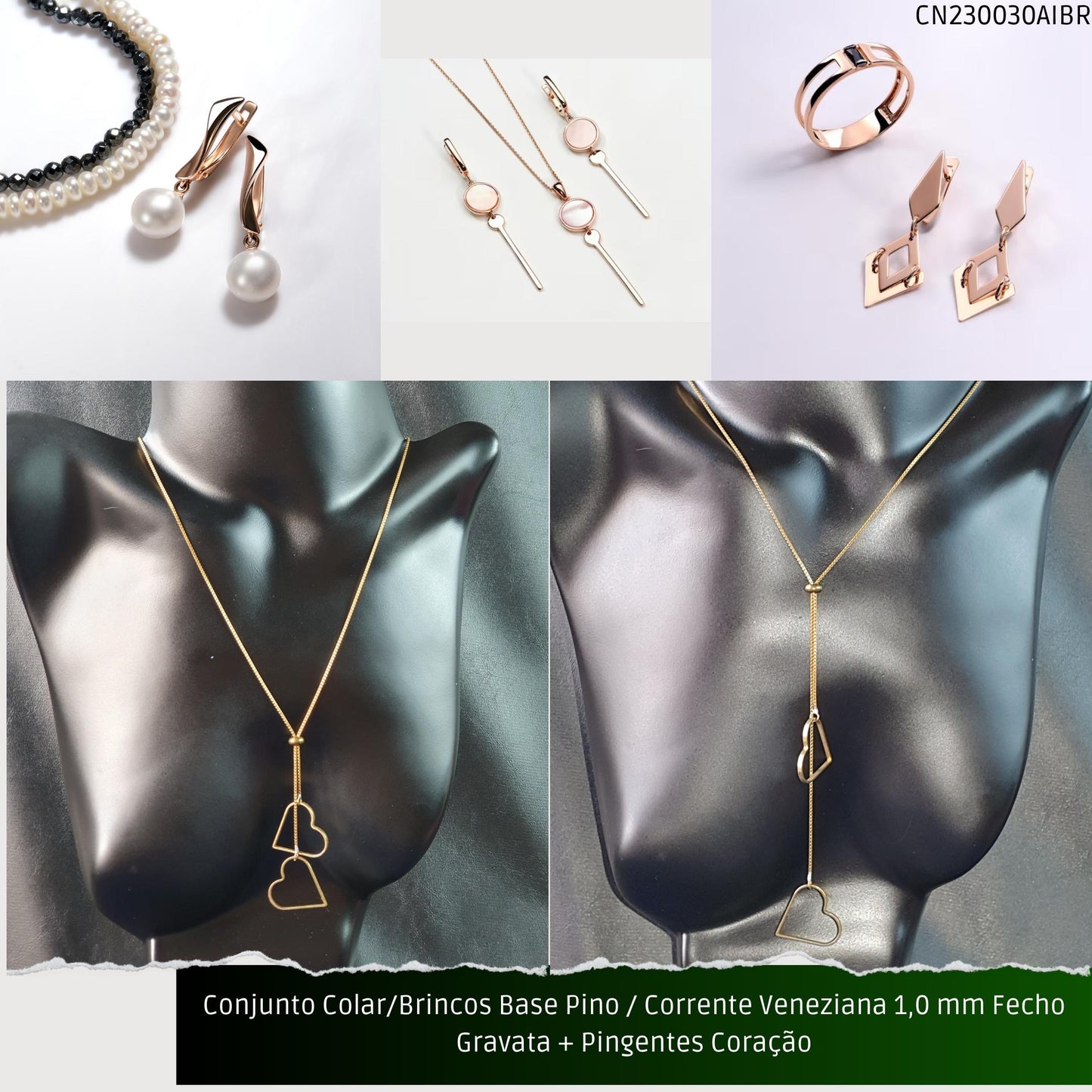 Conjunto Colar/Brincos Base Pino / Corrente Veneziana 1.0 mm Fecho Gravata + Pingentes Coração  - Código.: CN230030AIBR  - Peso.: 12.5 gr