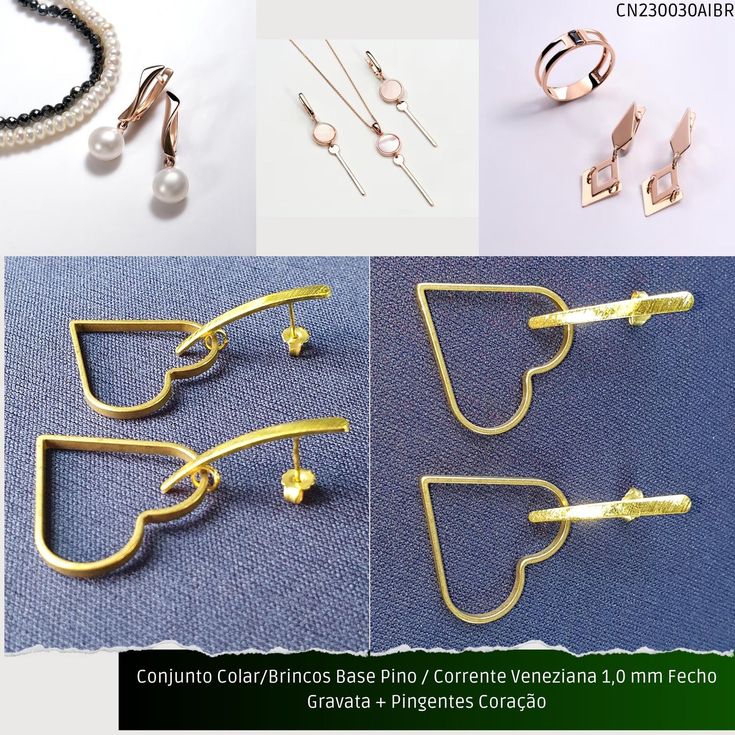 Conjunto Colar/Brincos Base Pino / Corrente Veneziana 1.0 mm Fecho Gravata + Pingentes Coração  - Código.: CN230030AIBR  - Peso.: 12.5 gr