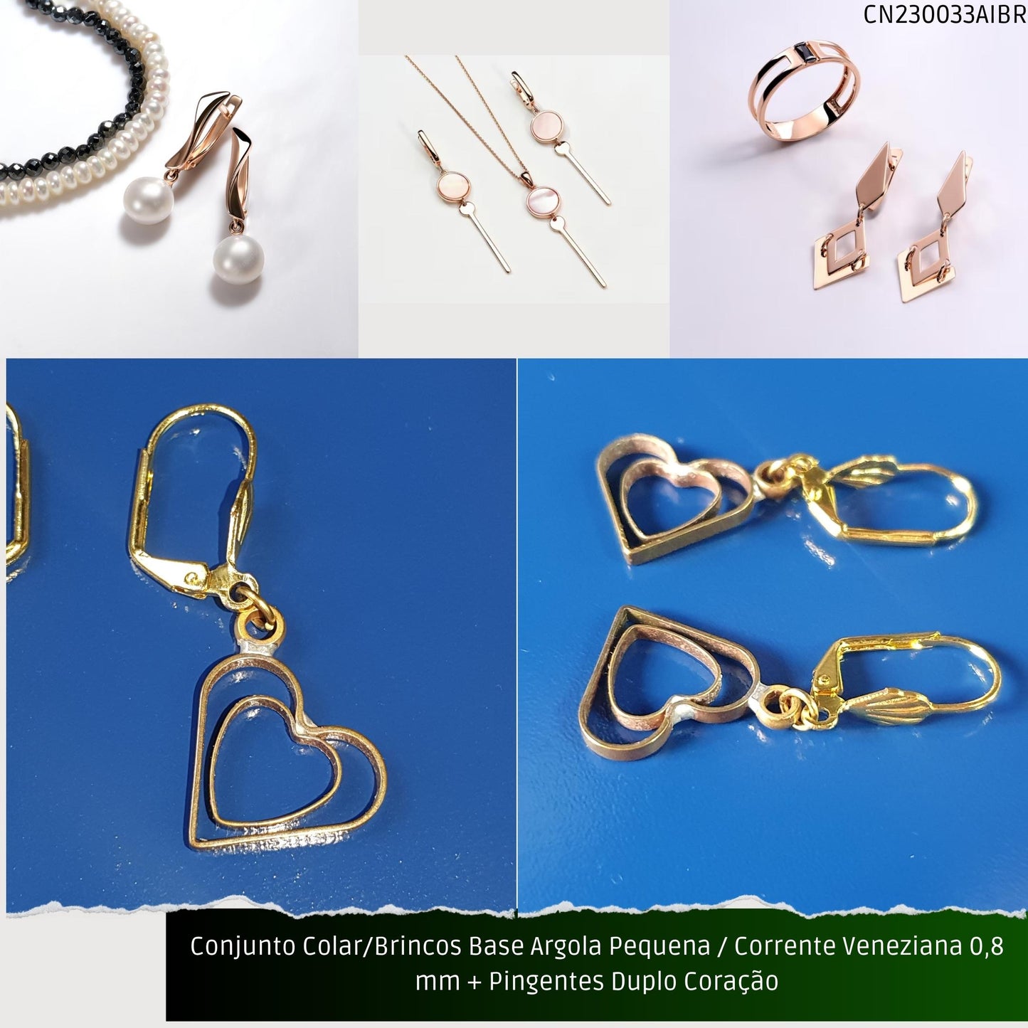Conjunto Colar/Brincos Base Argola Pequena / Corrente Veneziana 0.8 mm + Pingentes Duplo Coração  - Código.: CN230033AIBR  - Peso.: 5.6 gr