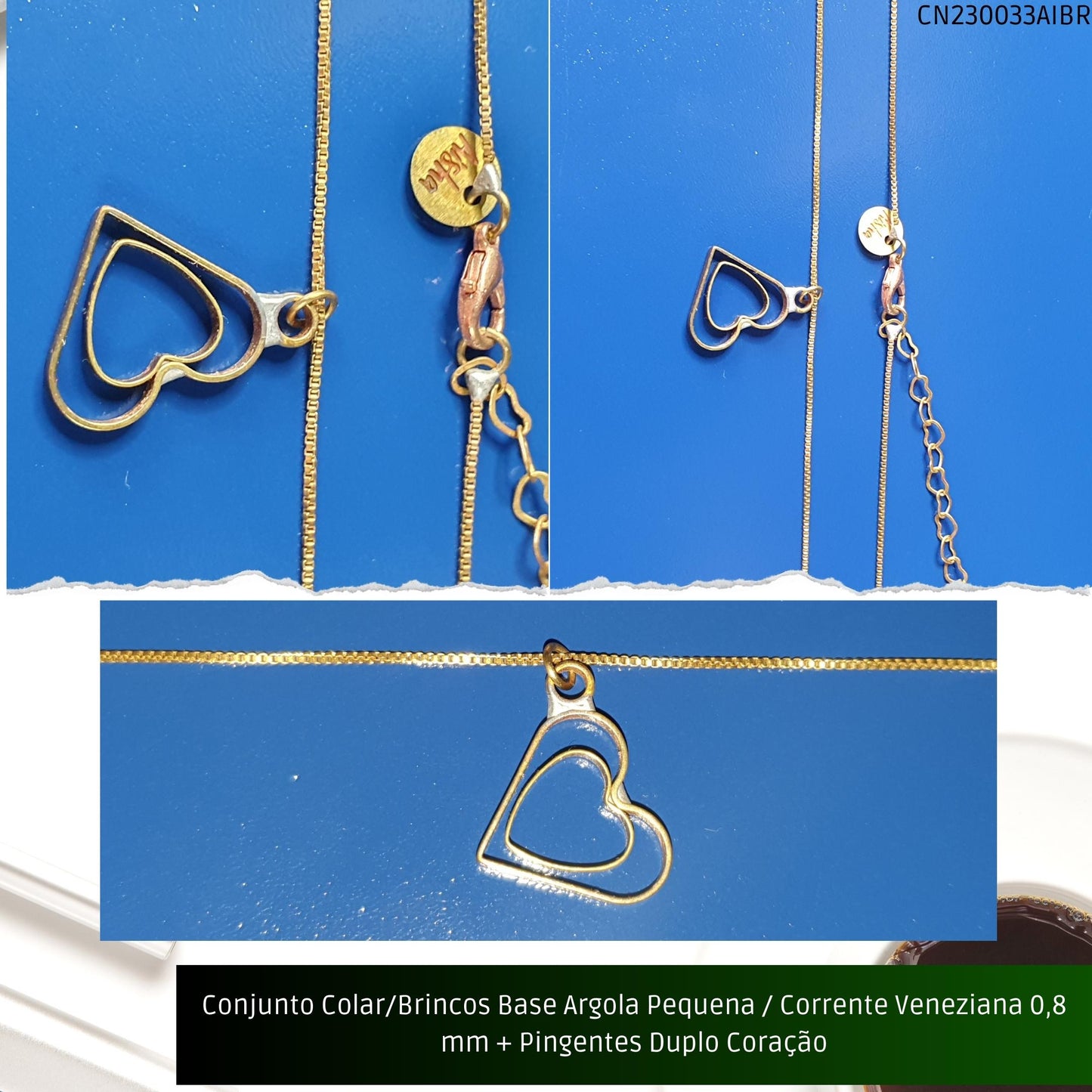 Conjunto Colar/Brincos Base Argola Pequena / Corrente Veneziana 0.8 mm + Pingentes Duplo Coração  - Código.: CN230033AIBR  - Peso.: 5.6 gr