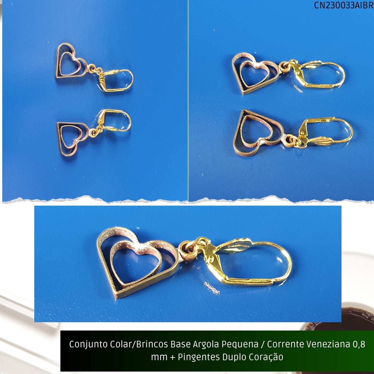 Conjunto Colar/Brincos Base Argola Pequena / Corrente Veneziana 0.8 mm + Pingentes Duplo Coração  - Código.: CN230033AIBR  - Peso.: 5.6 gr