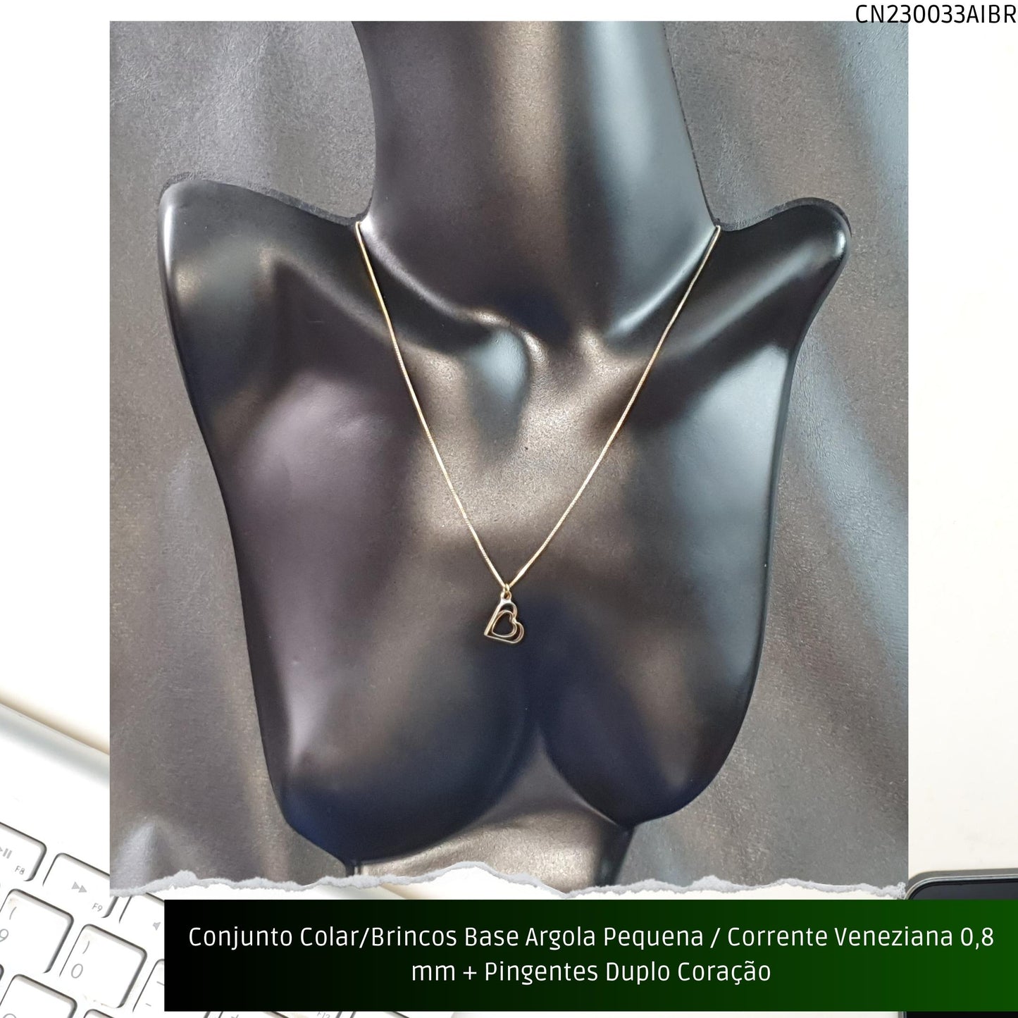 Conjunto Colar/Brincos Base Argola Pequena / Corrente Veneziana 0.8 mm + Pingentes Duplo Coração  - Código.: CN230033AIBR  - Peso.: 5.6 gr