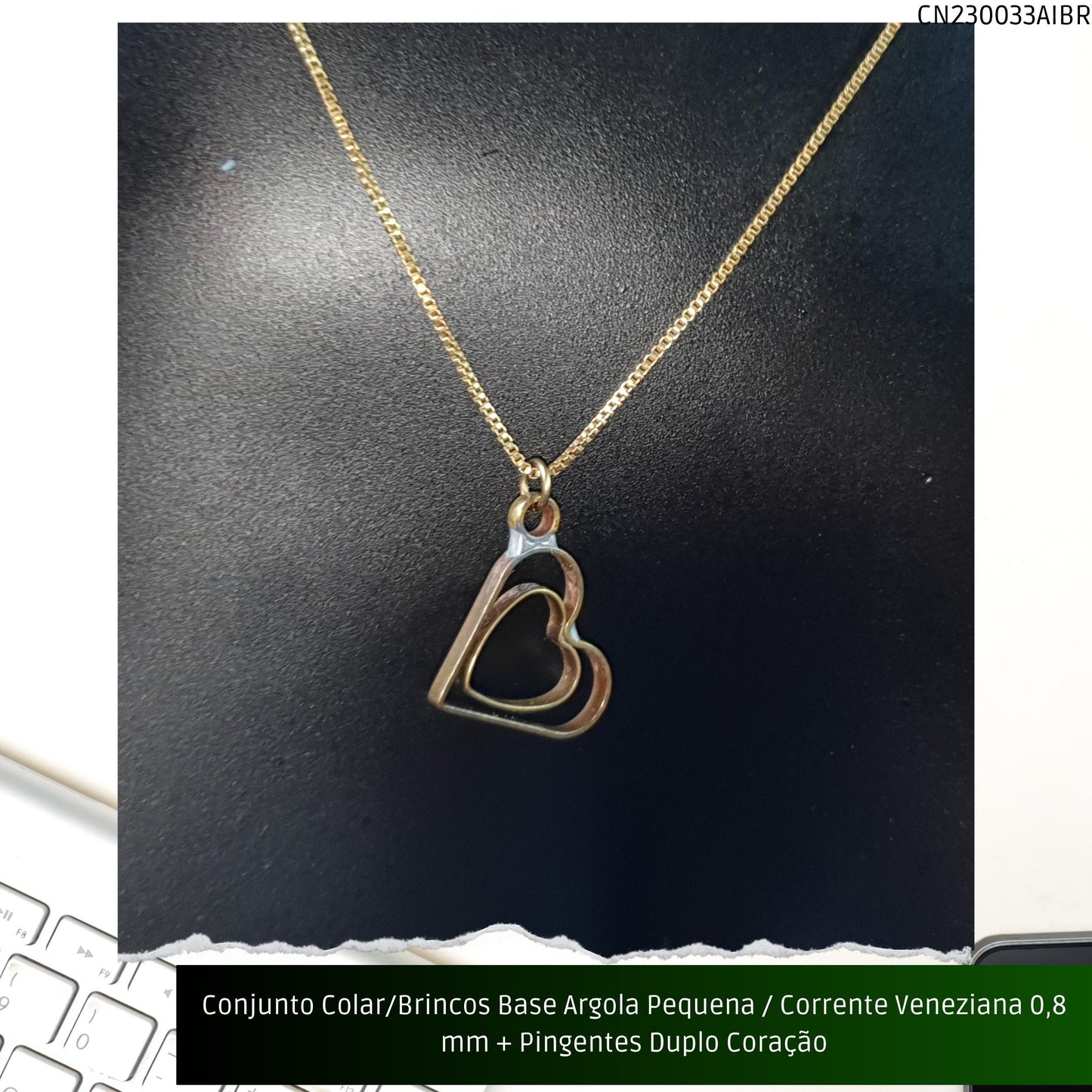 Conjunto Colar/Brincos Base Argola Pequena / Corrente Veneziana 0.8 mm + Pingentes Duplo Coração  - Código.: CN230033AIBR  - Peso.: 5.6 gr