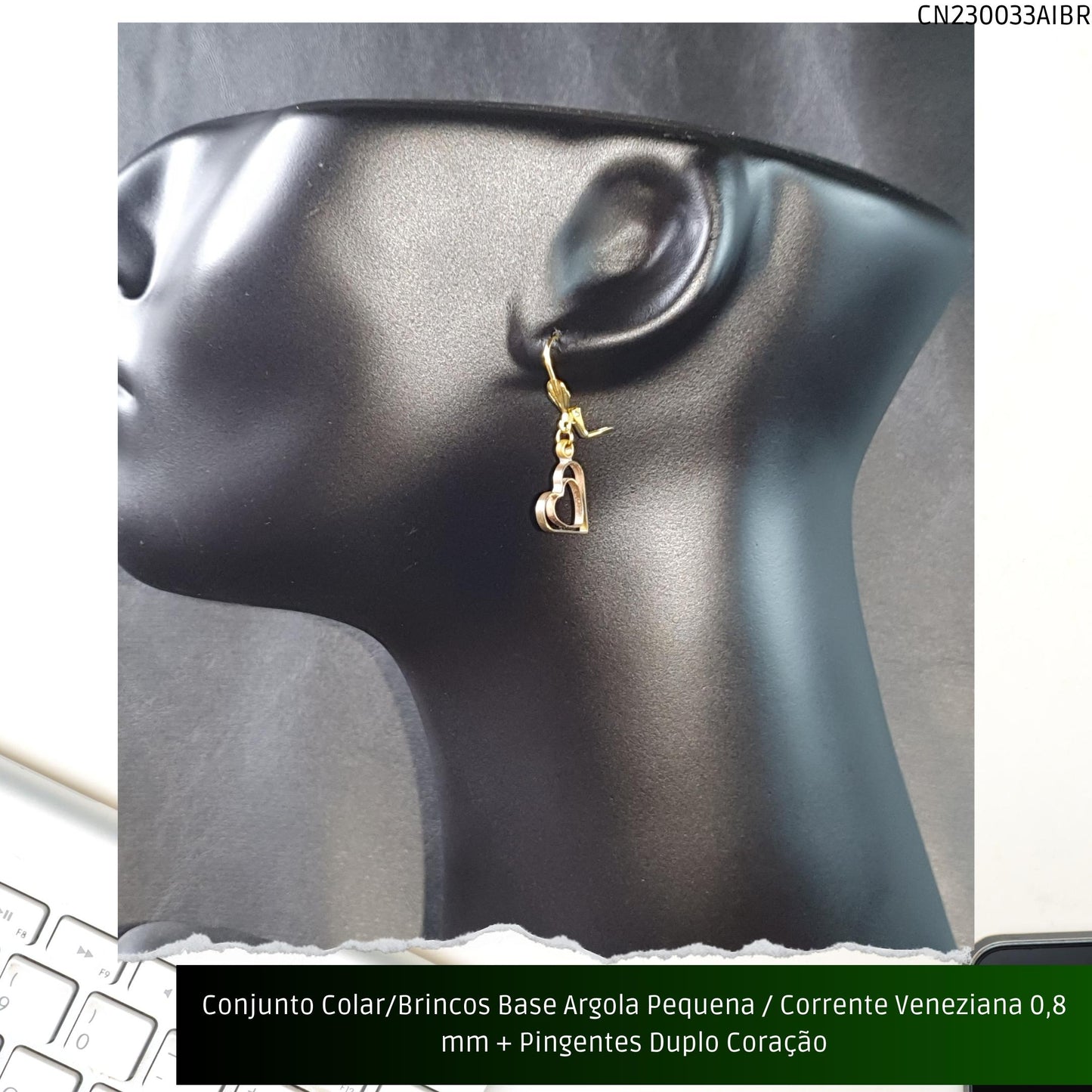 Conjunto Colar/Brincos Base Argola Pequena / Corrente Veneziana 0.8 mm + Pingentes Duplo Coração  - Código.: CN230033AIBR  - Peso.: 5.6 gr
