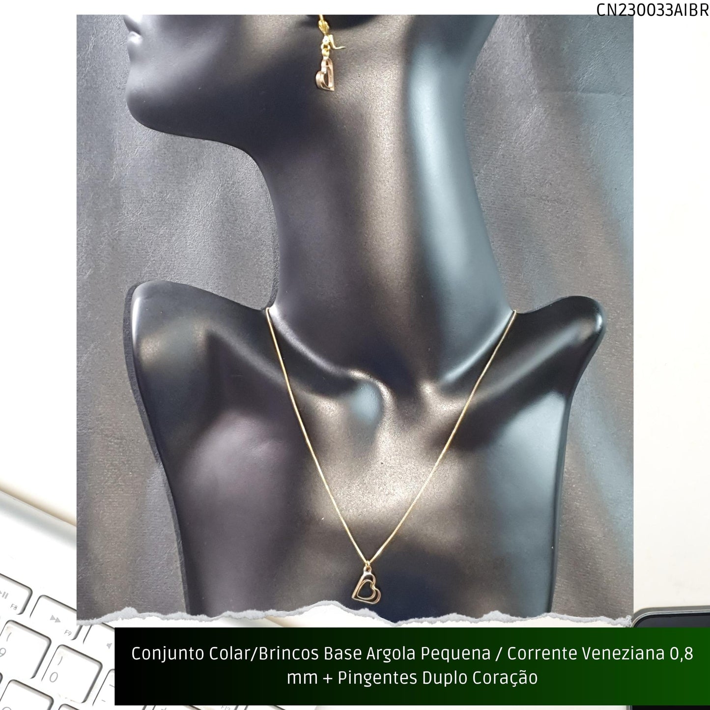 Conjunto Colar/Brincos Base Argola Pequena / Corrente Veneziana 0.8 mm + Pingentes Duplo Coração  - Código.: CN230033AIBR  - Peso.: 5.6 gr