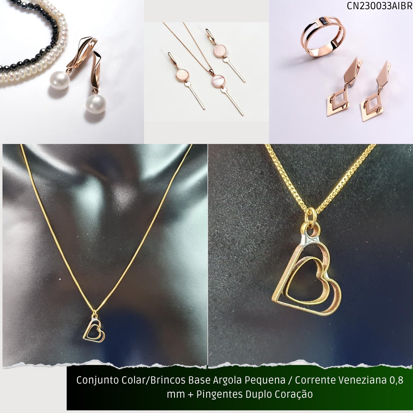 Conjunto Colar/Brincos Base Argola Pequena / Corrente Veneziana 0.8 mm + Pingentes Duplo Coração  - Código.: CN230033AIBR  - Peso.: 5.6 gr