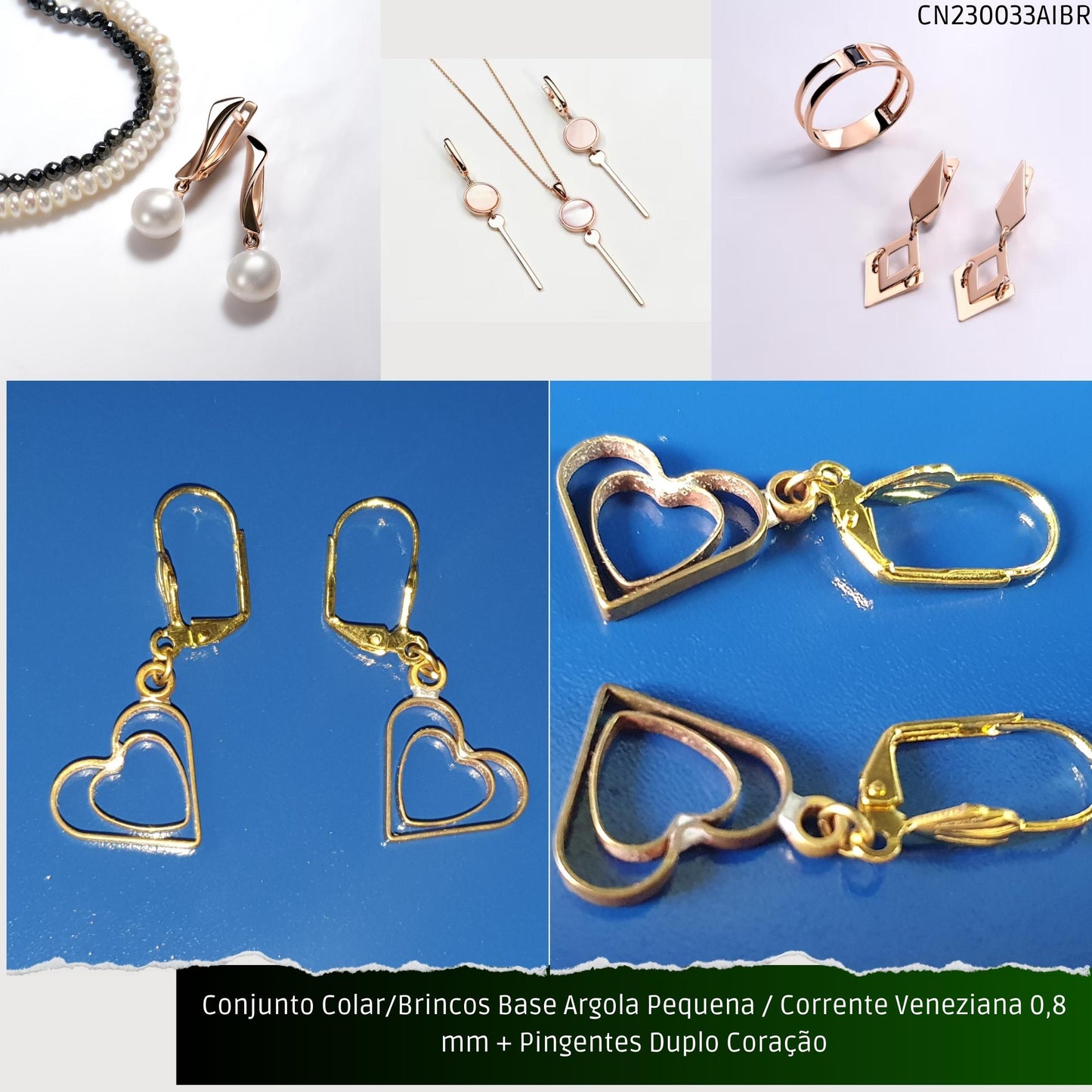 Conjunto Colar/Brincos Base Argola Pequena / Corrente Veneziana 0.8 mm + Pingentes Duplo Coração  - Código.: CN230033AIBR  - Peso.: 5.6 gr