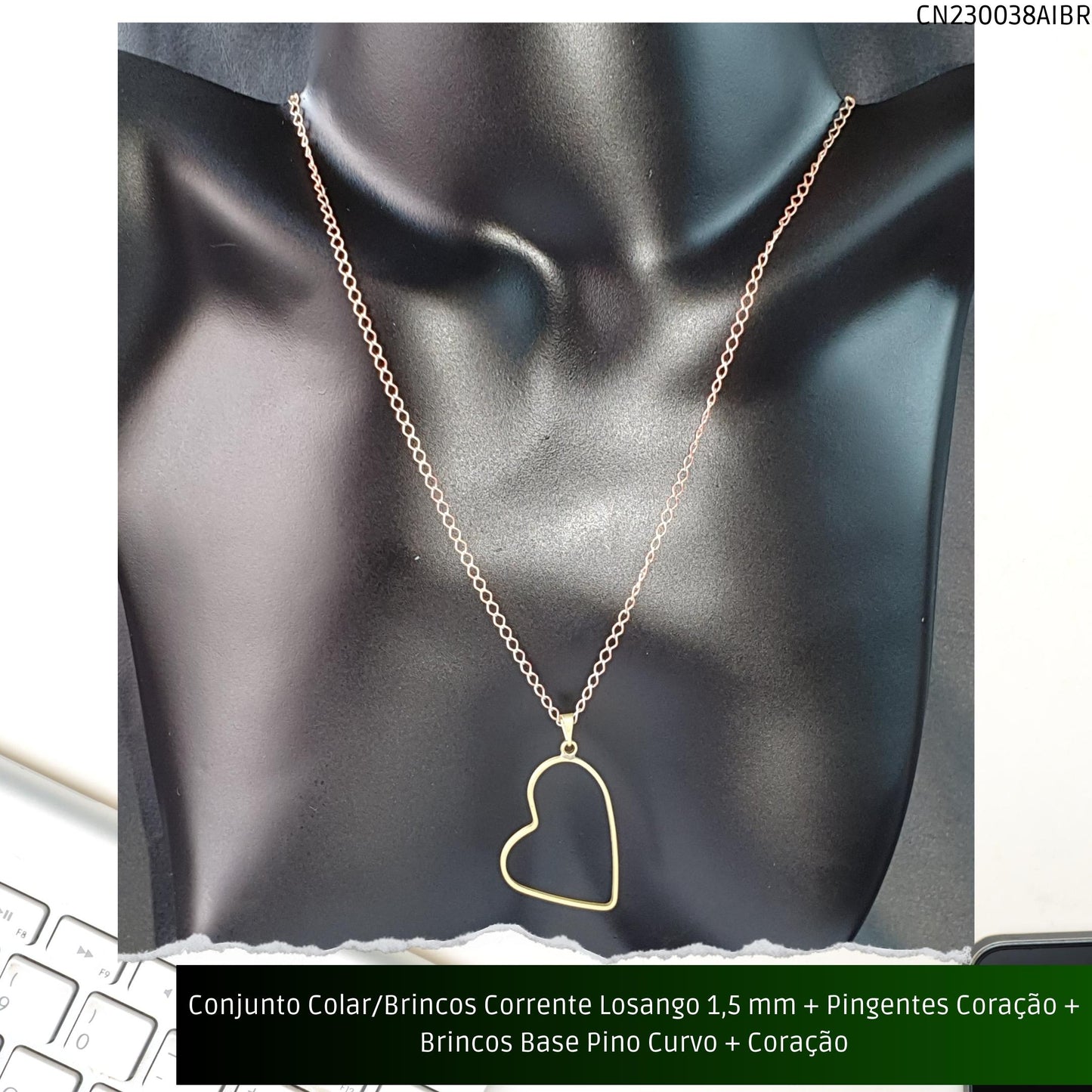 Conjunto Colar/Brincos Corrente Losango 1.5 mm + Pingentes Coração + Brincos Base Pino Curvo + Coração  - Código.: CN230038AIBR  - Peso.: 10.8 gr