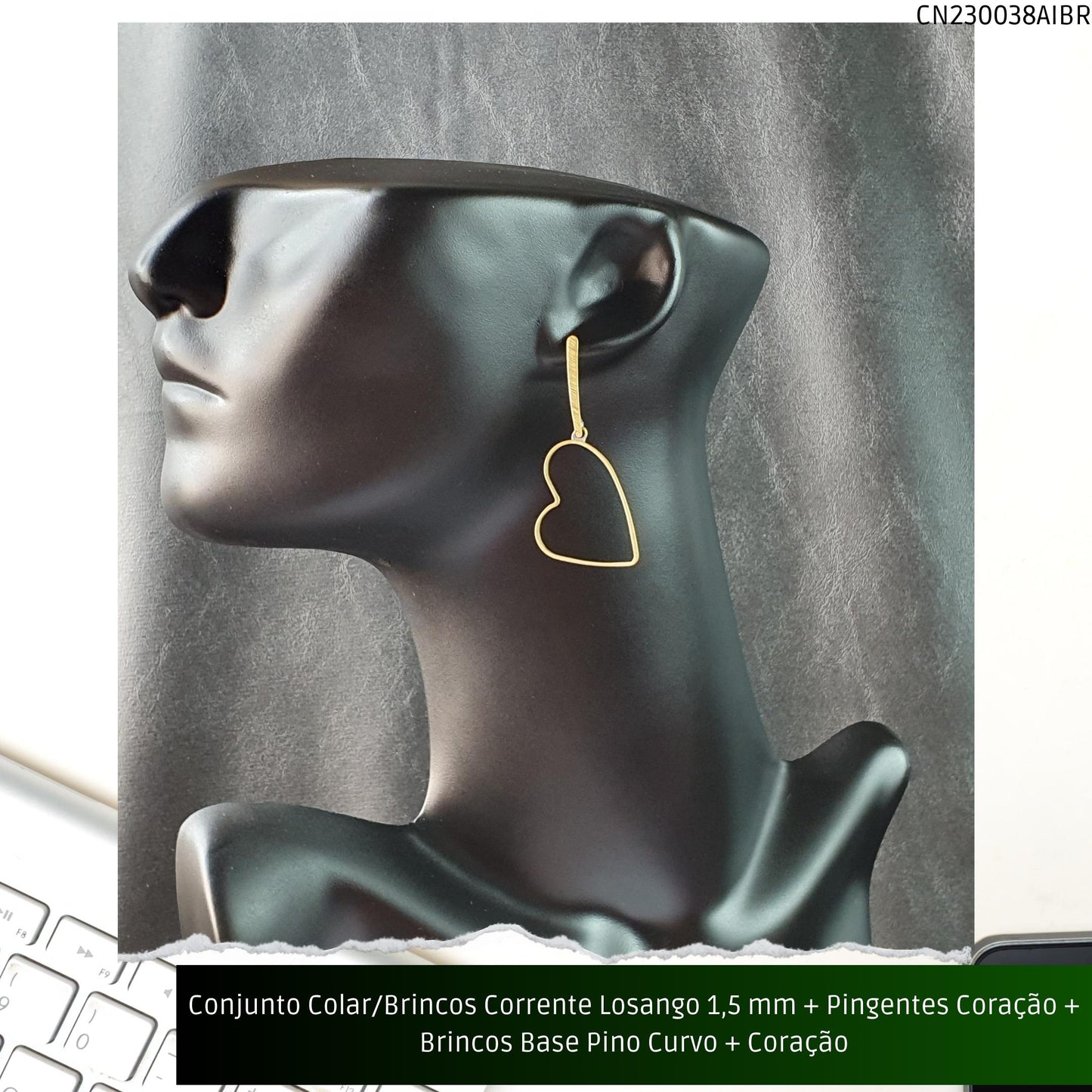 Conjunto Colar/Brincos Corrente Losango 1.5 mm + Pingentes Coração + Brincos Base Pino Curvo + Coração  - Código.: CN230038AIBR  - Peso.: 10.8 gr