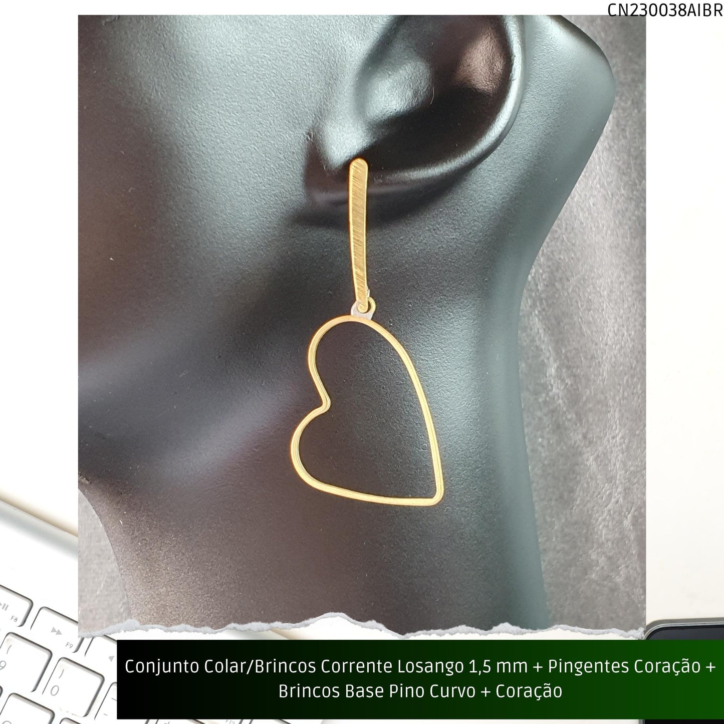 Conjunto Colar/Brincos Corrente Losango 1.5 mm + Pingentes Coração + Brincos Base Pino Curvo + Coração  - Código.: CN230038AIBR  - Peso.: 10.8 gr