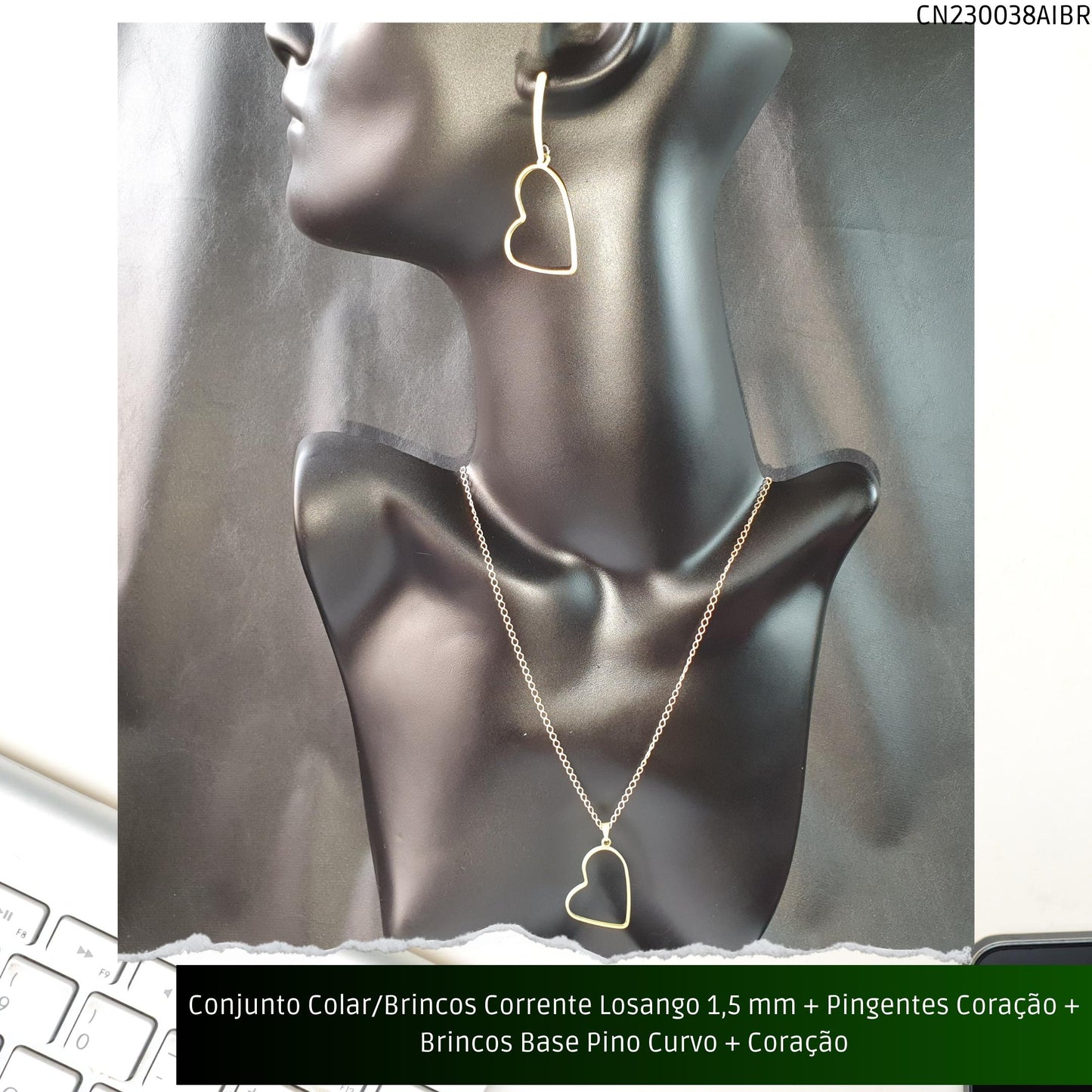 Conjunto Colar/Brincos Corrente Losango 1.5 mm + Pingentes Coração + Brincos Base Pino Curvo + Coração  - Código.: CN230038AIBR  - Peso.: 10.8 gr