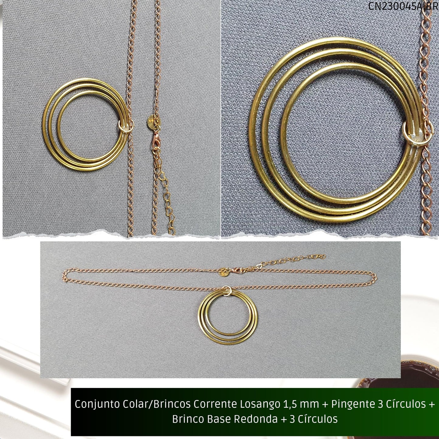 Conjunto Colar/Brincos Corrente Losango 1.5 mm + Pingente 3 Círculos + Brinco Base Redonda + 3 Círculos  - Código.: CN230045AIBR  - Peso.: 21.3 gr