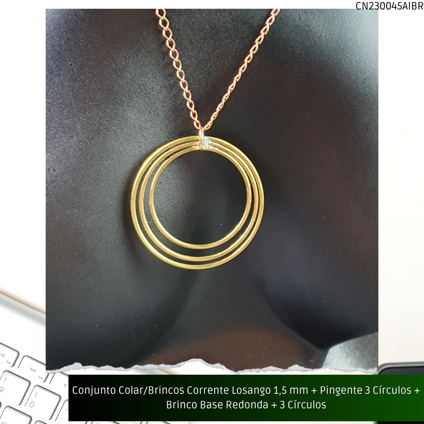 Conjunto Colar/Brincos Corrente Losango 1.5 mm + Pingente 3 Círculos + Brinco Base Redonda + 3 Círculos  - Código.: CN230045AIBR  - Peso.: 21.3 gr