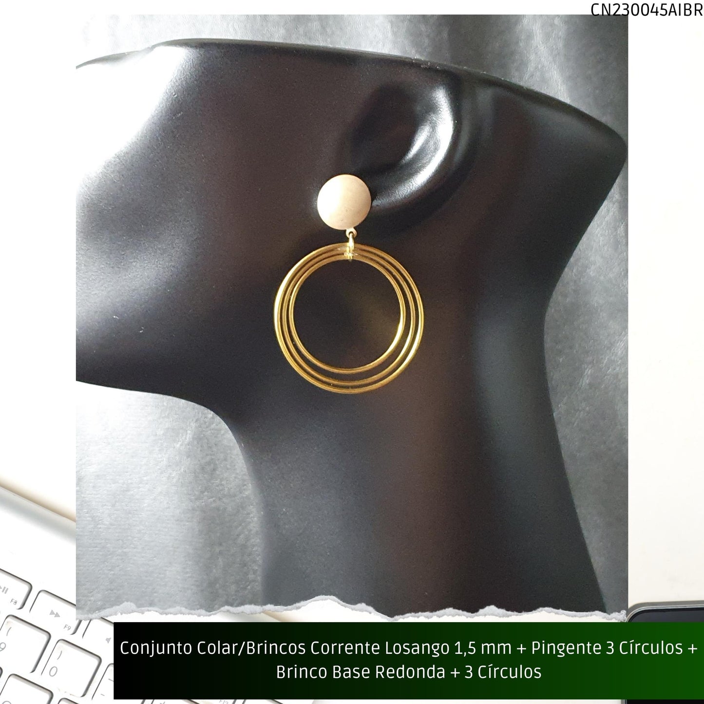 Conjunto Colar/Brincos Corrente Losango 1.5 mm + Pingente 3 Círculos + Brinco Base Redonda + 3 Círculos  - Código.: CN230045AIBR  - Peso.: 21.3 gr