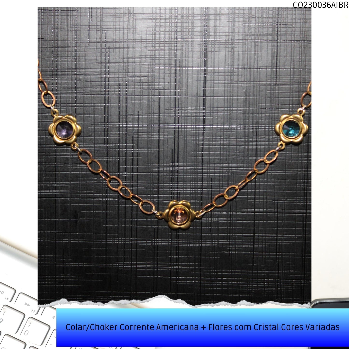 Colar/Choker Corrente Americana + Flores com Cristal Cores Variadas  - Código.: CO230036AIBR  - Peso.: 7.9 gr