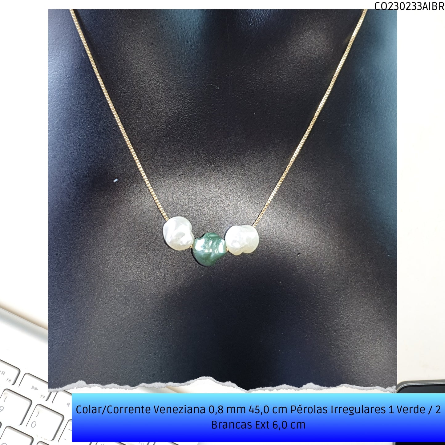 Colar/Corrente Veneziana 0.8 mm 45.0 cm Pérolas Irregulares 1 Verde / 2 Brancas Ext 6.0 cm   - Código.: CO230233AIBR  - Peso.: 3.4 gr