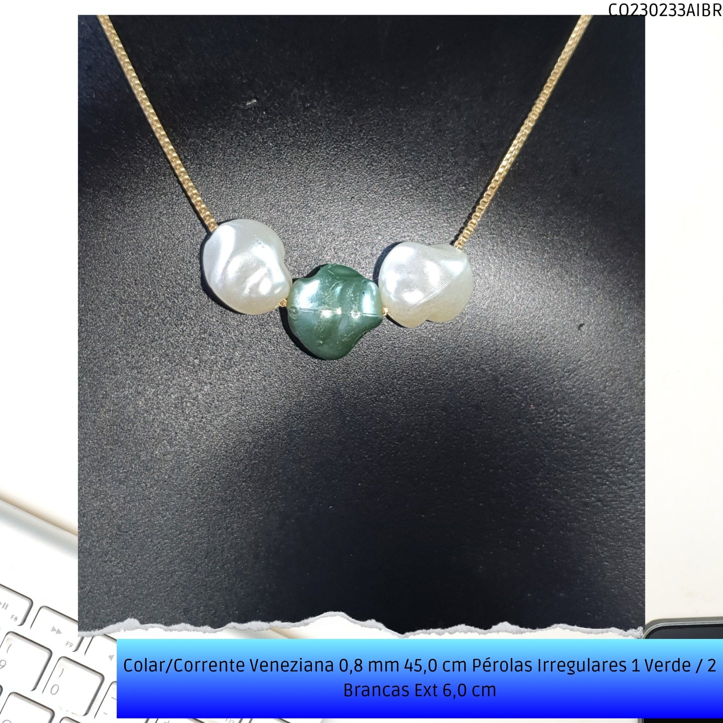 Colar/Corrente Veneziana 0.8 mm 45.0 cm Pérolas Irregulares 1 Verde / 2 Brancas Ext 6.0 cm   - Código.: CO230233AIBR  - Peso.: 3.4 gr