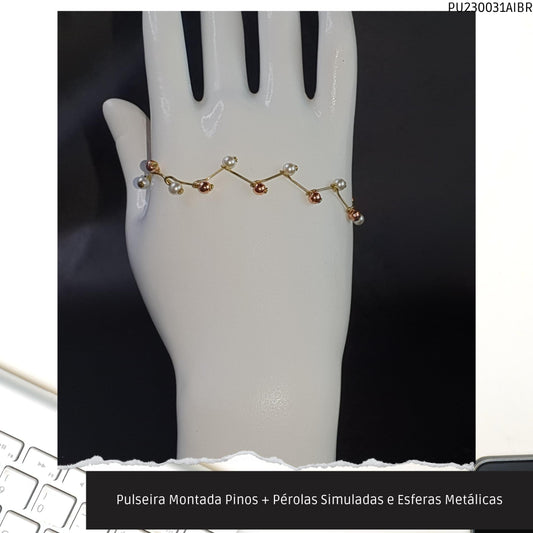 Pulseira Montada Pinos + Pérolas Simuladas e Esferas Metálicas  - Código.: PU230031AIBR  - Peso.: 2.6 gr
