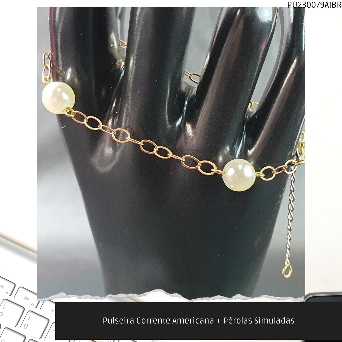 Pulseira Corrente Americana + Pérolas Simuladas  - Código.: PU230079AIBR  - Peso.: 2.6 gr